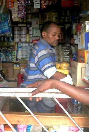 Mwangi bij zijn winkel in Ruaka, Nairobi