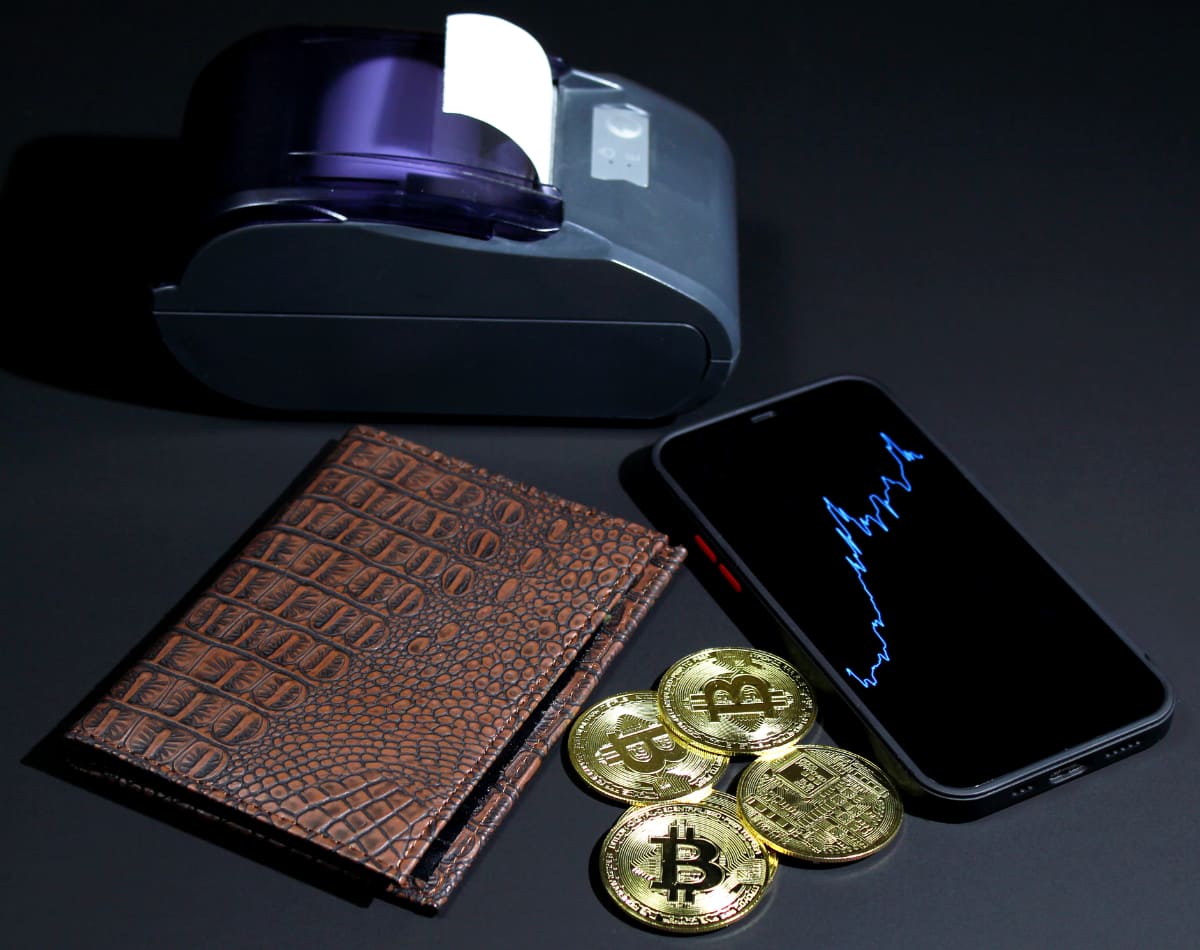 Bitcoins, portemonnee, telefoon en bonprinter