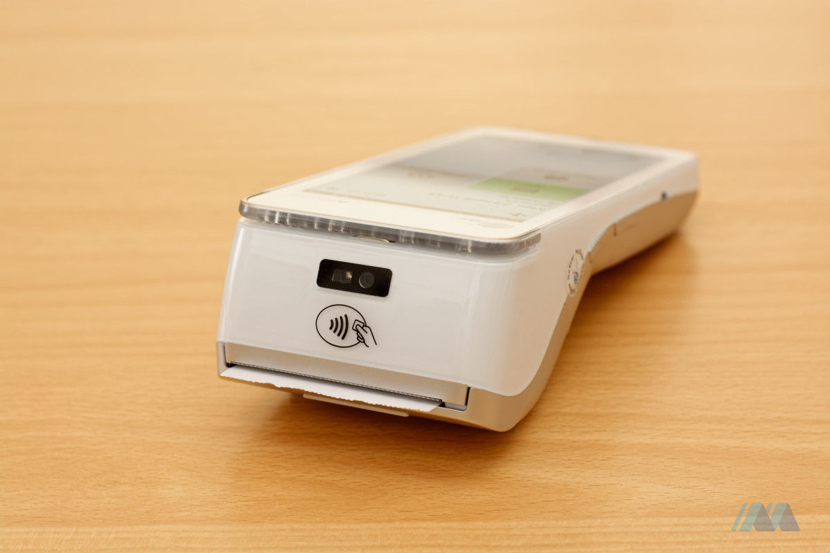 Flatpay-pinapparaat: achterkant met NFC-zone en papieruitvoer