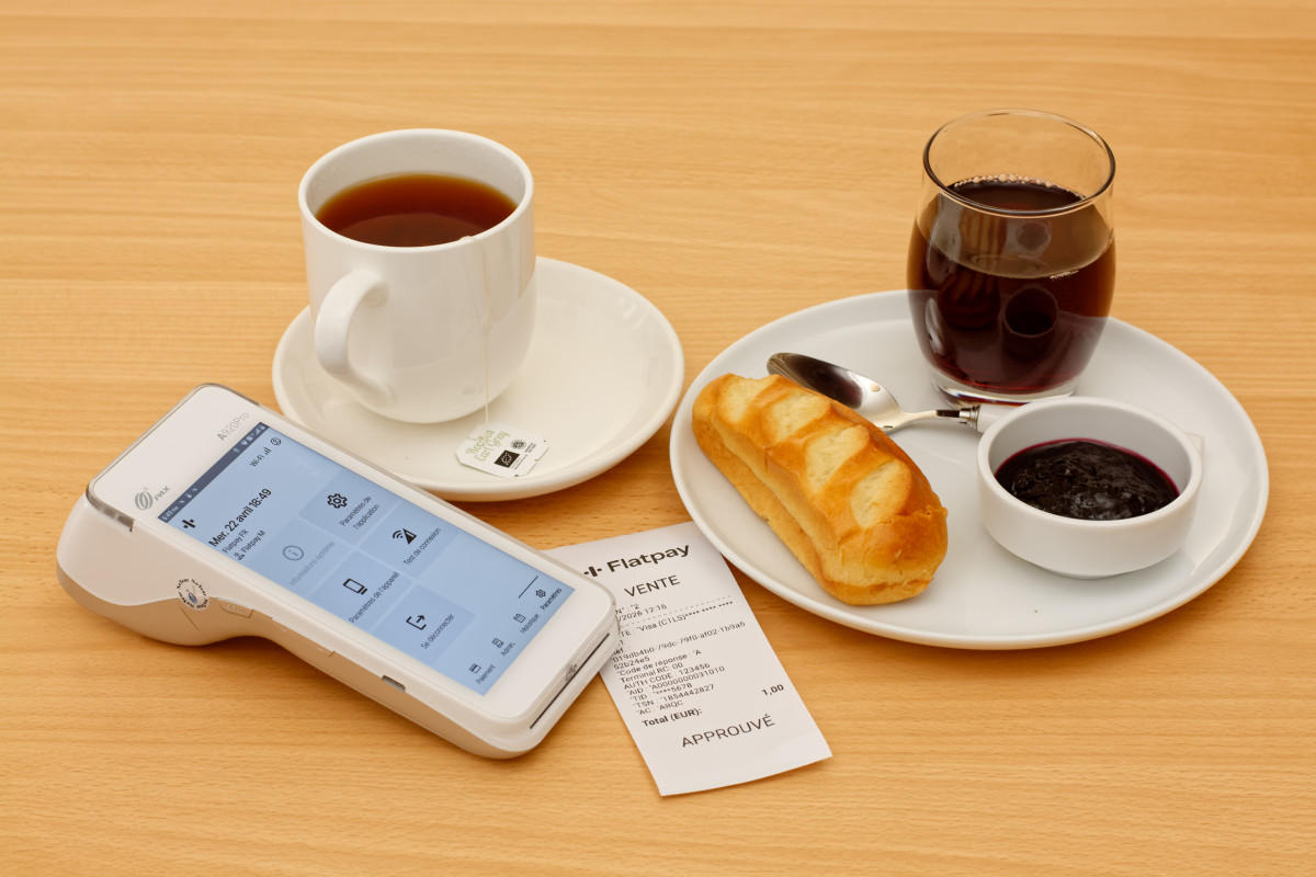 Het Flatpay-pinapparaat voor in een café